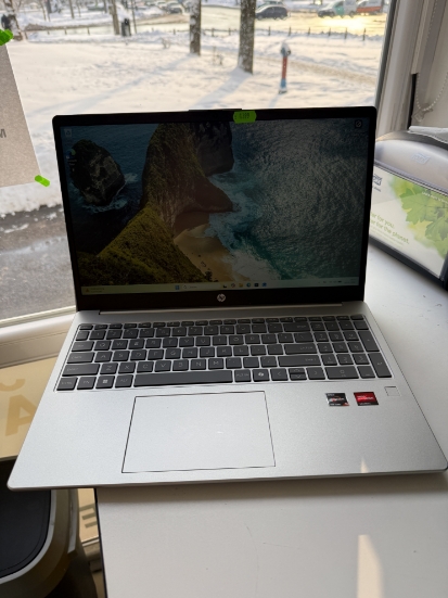 Imagine Laptop HP 15-fc0018nq Ryzen 5 7520U 16 GB SSD 512 